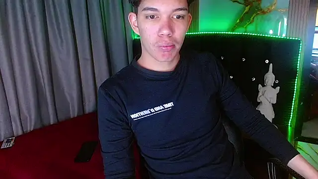 Show modela haku_nayro na web-kameri