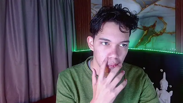 Show modela haku_nayro na web-kameri