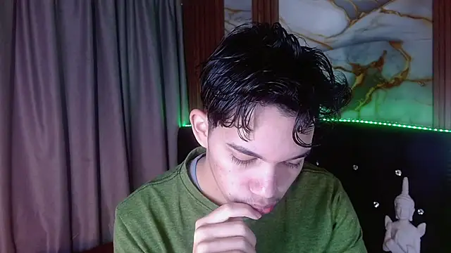 Show modela haku_nayro na web-kameri
