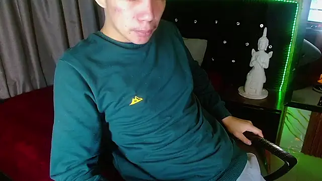 Show modela haku_nayro na web-kameri