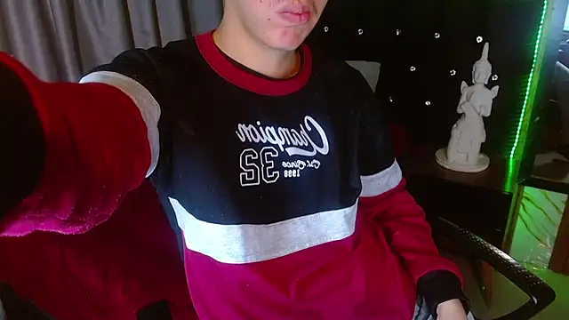 Show modela haku_nayro na web-kameri