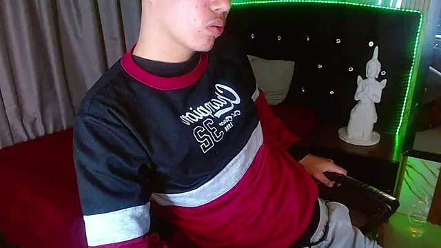 Show modela haku_nayro na web-kameri