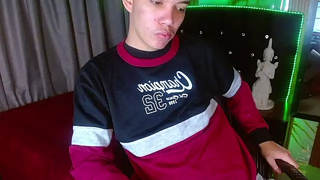 Show modela haku_nayro na web-kameri