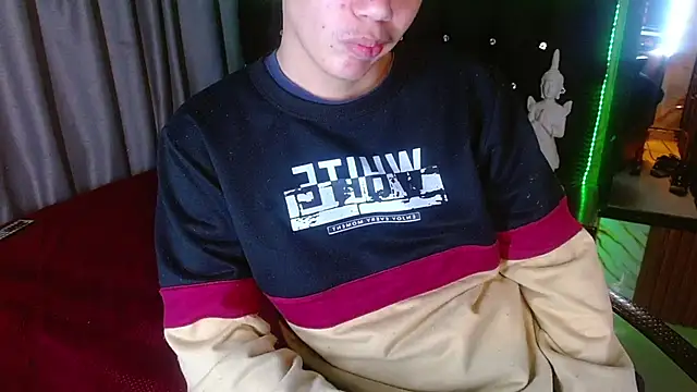 Show modela haku_nayro na web-kameri