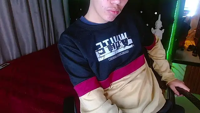 Show modela haku_nayro na web-kameri