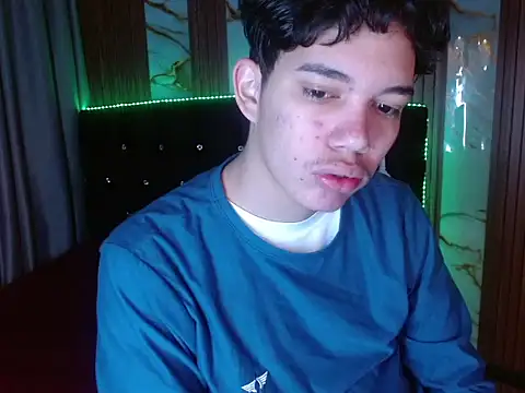 Show modela haku_nayro na web-kameri