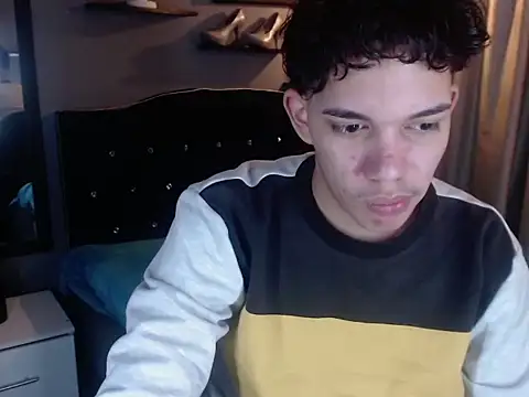 Show modela haku_nayro na web-kameri
