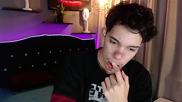 Show modela haku_nayro na web-kameri