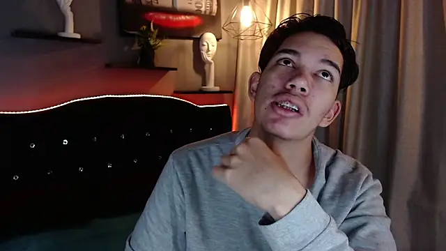 Show modela haku_nayro na web-kameri