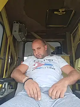Savonani: διαδικτυακό σόου στην κάμερα