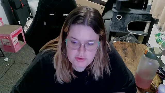 BBW-QUEENIE Show in webcam