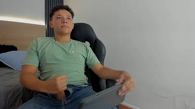 Axel_West8 Show in webcam