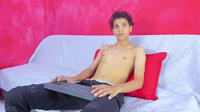 Pokazy przed kamerką – AXEL_DESIRE