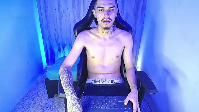 Tayson_Hot: διαδικτυακό σόου στην κάμερα