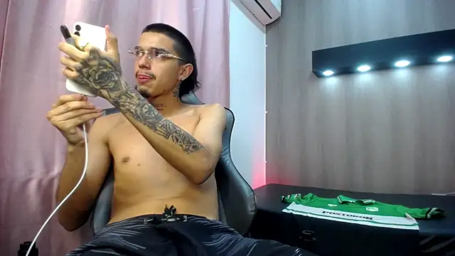 Tayson_Hot Show in webcam