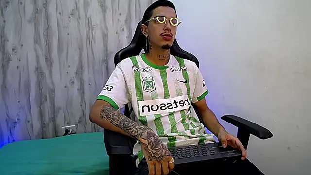 Tayson_Hot Show in webcam