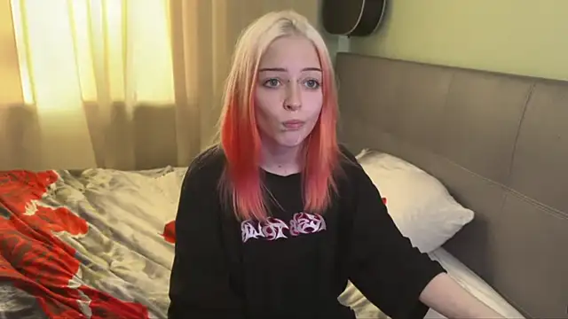 PetiteLia_ Adlı Modelin Canlı XXX Sohbeti