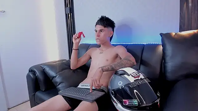 Show modela ByDraGoXx_ na web-kameri