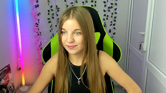 LuckyKinsley live XXX chat