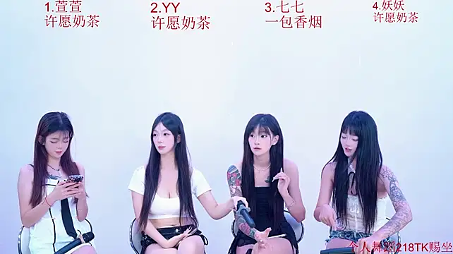 Moon-girls-001 Show in webcam