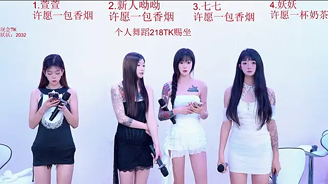 Moon-girls-001 Show in webcam