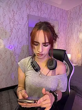 Elodiee_Roussee Show in webcam