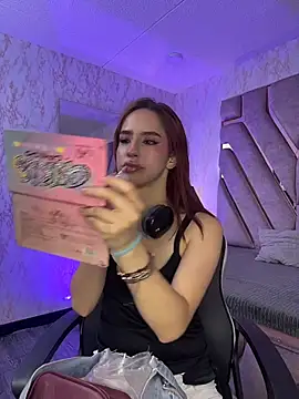 Elodiee_Roussee Show in webcam