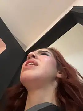 Elodiee_Roussee Show in webcam