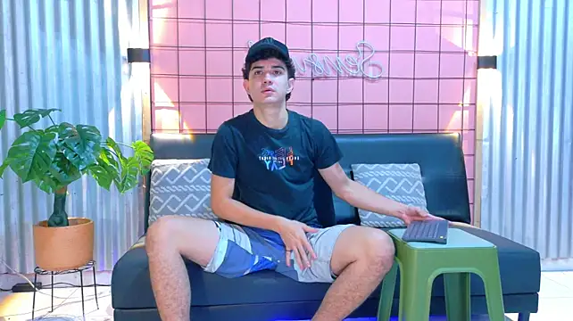 Show modela Alejo_twiink na web-kameri