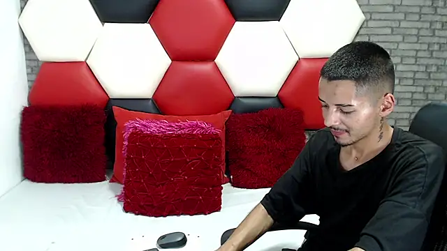 Show modela Thristan05 na web-kameri