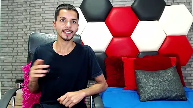 Thristan05: διαδικτυακό σόου στην κάμερα