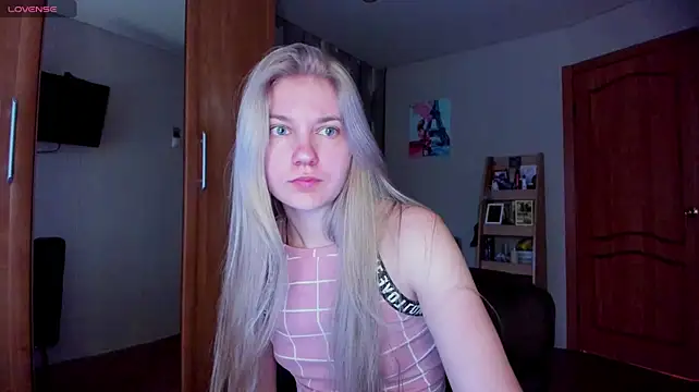 XXX chat uživo modela Tiny_Kiss