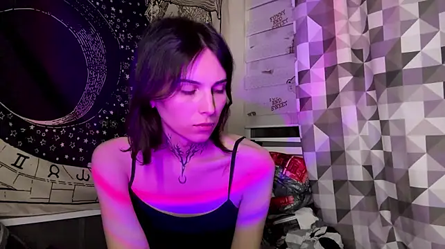SweetFemBoyy: διαδικτυακό σόου στην κάμερα