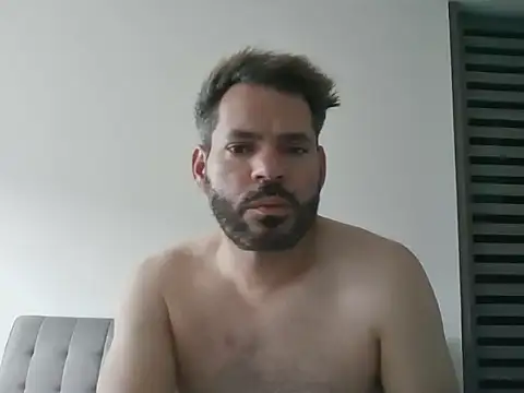 JUANHONEY: διαδικτυακό σόου στην κάμερα