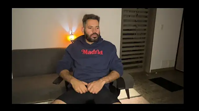 JUANHONEY: διαδικτυακό σόου στην κάμερα