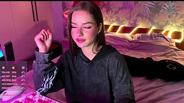 Show modela BitterPeach__ na web-kameri