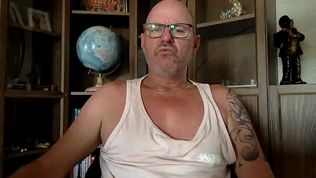 JohnDutchDaddy: διαδικτυακό σόου στην κάμερα