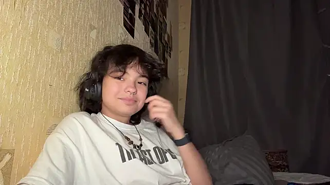 Chat +18 de Kirin_Lin ao vivo