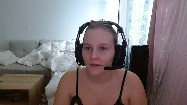 Nina_Monetn Webbikameraesitys