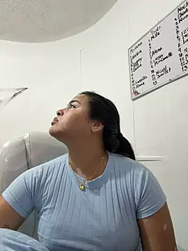 XXX chat uživo modela AlessiaBloom_