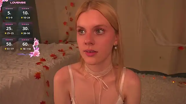 lola_murmure Show in webcam