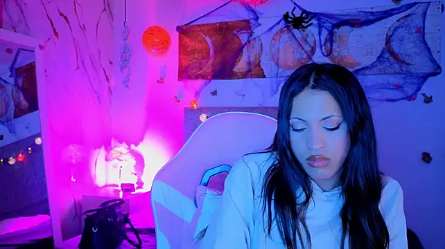 הופעת וובקאם של clara_evanss