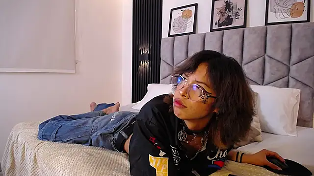 Sweet_Poison37: διαδικτυακό σόου στην κάμερα