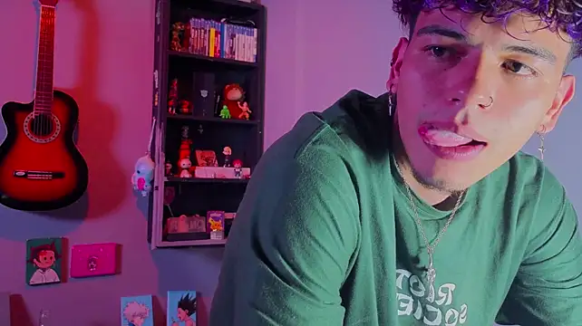 Show modela MikeyKuro na web-kameri