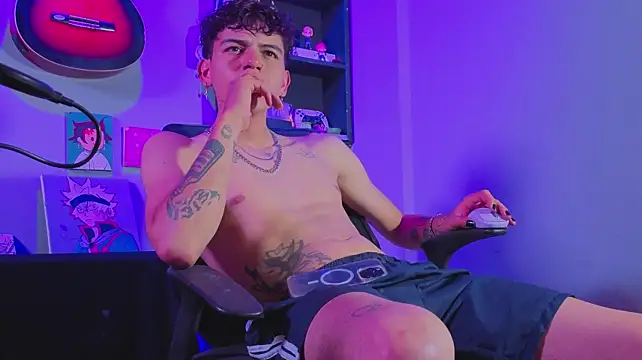 MikeyKuro webkamerás műsora