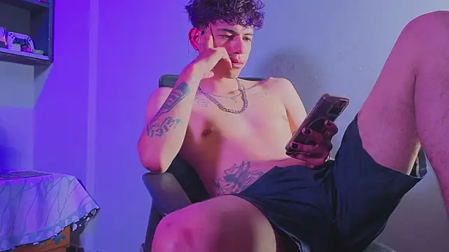 MikeyKuro webkamerás műsora