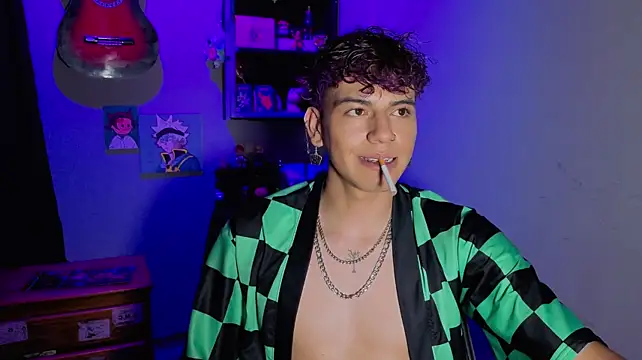 MikeyKuro webcam show