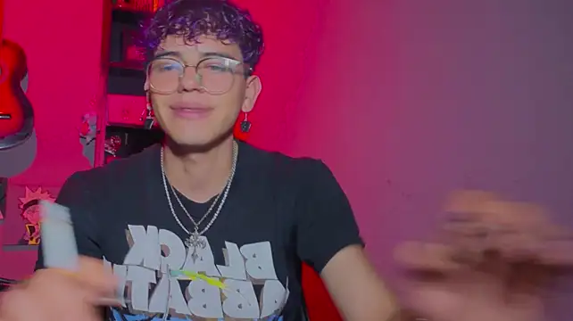 Show modela MikeyKuro na web-kameri