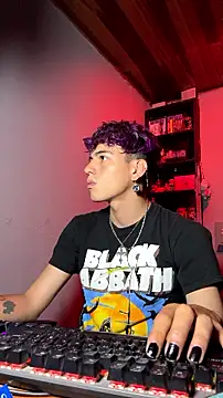 Show modela MikeyKuro na web-kameri