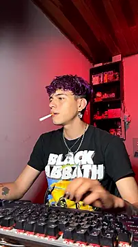 MikeyKuro: вебкам-шоу
